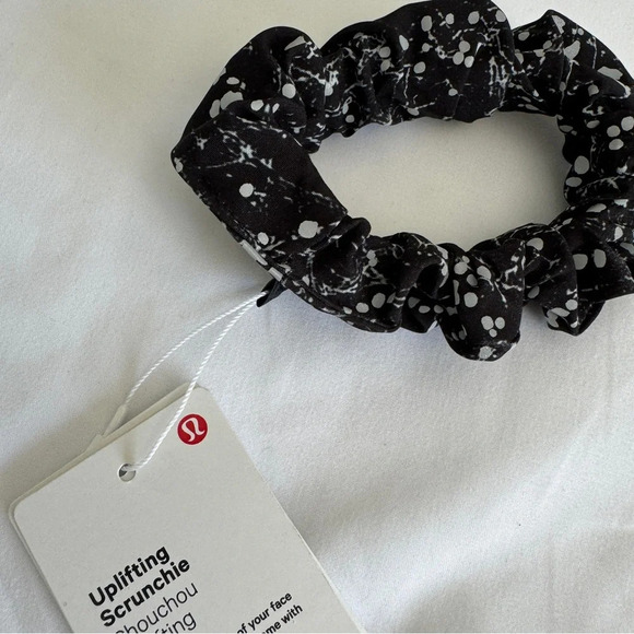 🆕⭐️ Lululemon Uplifting Scrunchie Reflective Crinkle Dust Alpine White - Picture 2 of 6